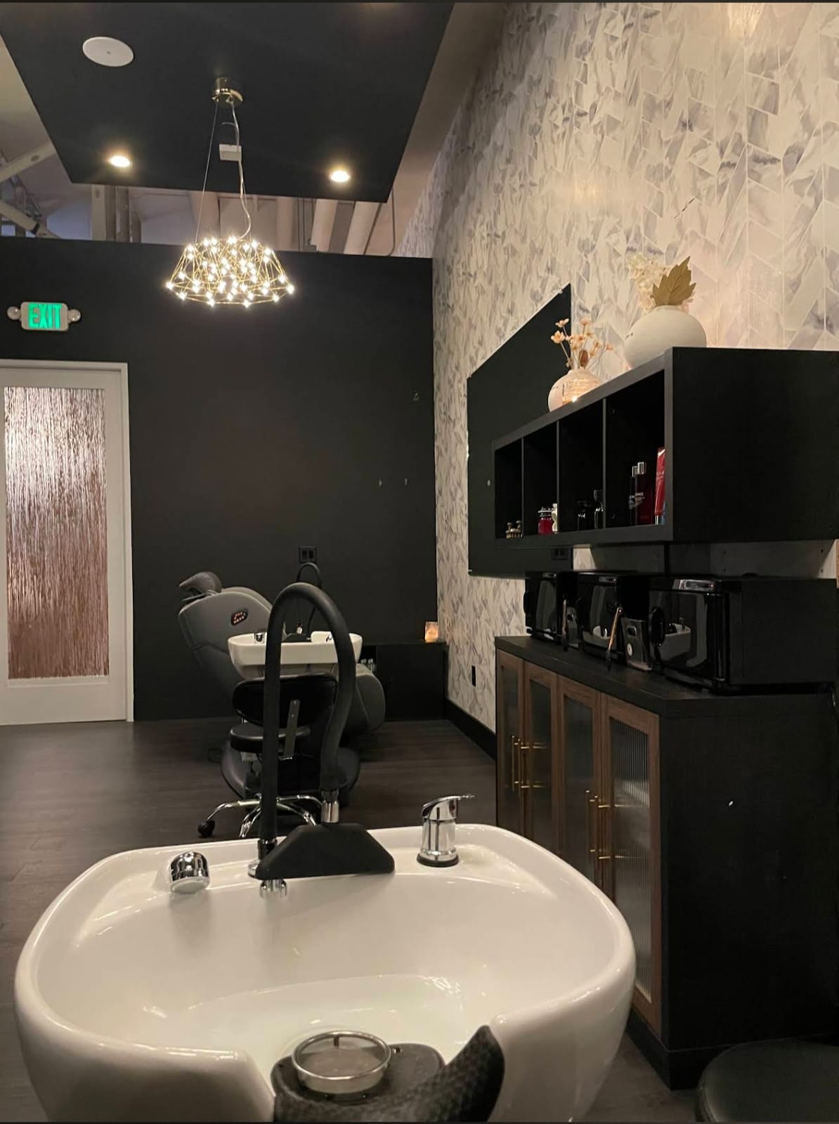 Scalp treatment and wash station